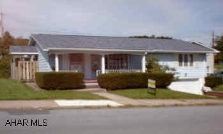 Lovely ranch brick 3 BR fenced yard and ready to move into.  Beautiful Ranch with many extras!