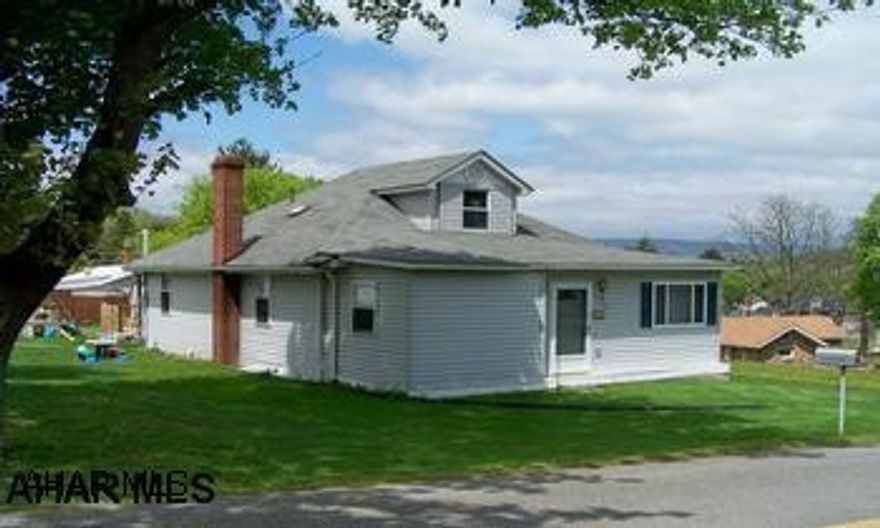 1 1/2 STORY LIVING ON LARGE LOT IN LOGAN TOWNSHIP, NEWER ROOF, NEW WINDOWS, NEW KITCHEN & BATH. LARGE ATTIC FOR STORAGE OR BIG BEDROOM. LOW UTILITY BILLS. 1 1/2 STORY LIVING ON LARGE LOT IN LOGAN TOWNSHIP, NEWER ROOF, NEW WINDOWS, NEW KITCHEN & BATH. LARGE ATTIC FOR STORAGE OR BIG BEDROOM. LOW UTILITY BILLS.