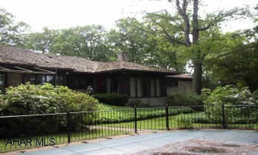 1 STORY 1 STORY STONE HOME IN SYLVAN HILLS.  THE VERY BEST LOCATION, CONSTRUCTION, MATERIALS, AND DESIGN.  FOR INFORMATION AND APPOINTMENTS CALL MEL KADANE.