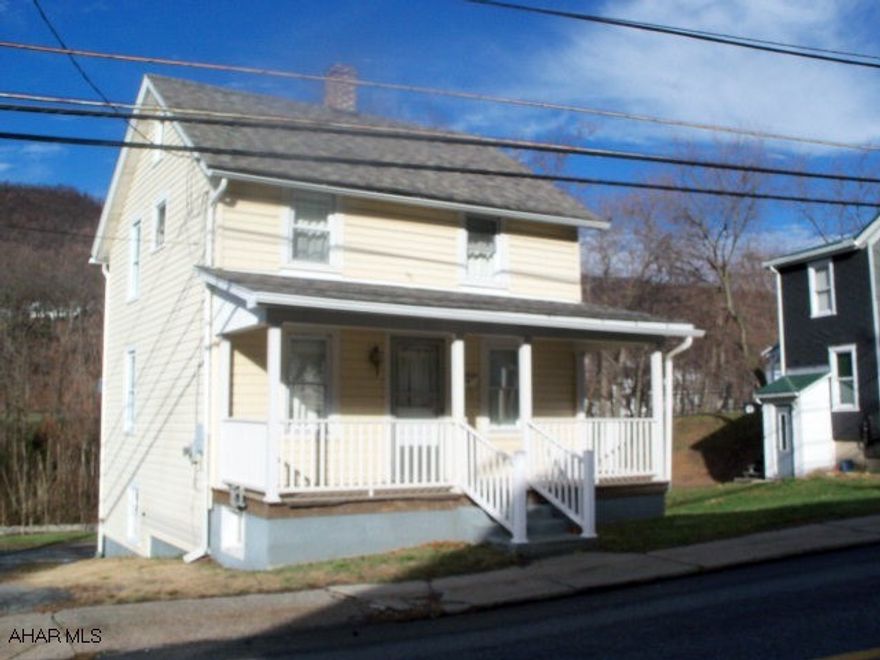 Cute vinyl sided two story near downtown Everett. Three bedrooms, 1 bath, walk-out basement. Needs TLC