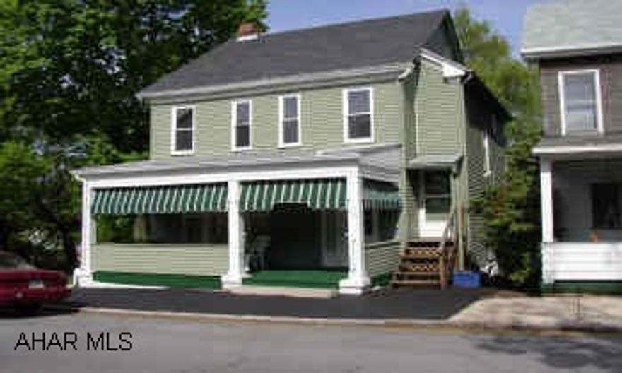 CURRENTLY DUPLEXED. EASILY CONVERTED TO SFR. GOOD MECHANICS. NICE NEIGHBORHOOD. SPACIOUS, ATTRACTIVELY DECORATED.