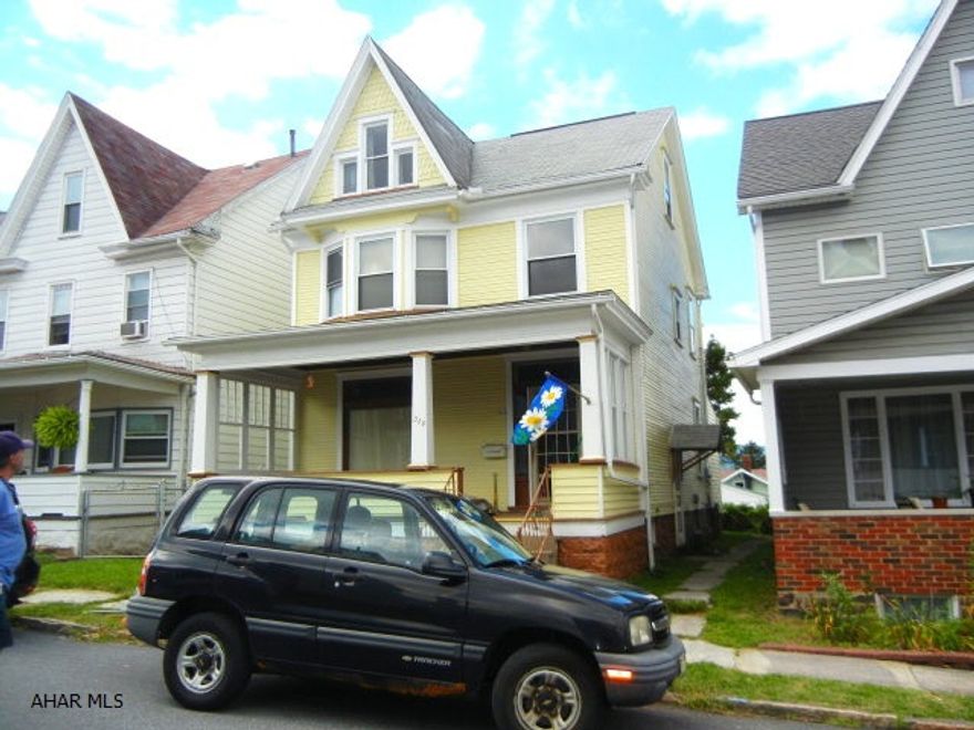 Solid 3 bedroom, 1 bath, 2.5 story near Geesey Park. Nice woodowrk. Beautiful entrance. Priced at only $39,900.