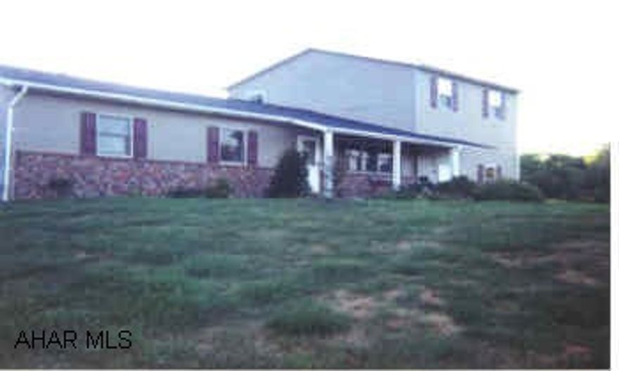 RANCHER, 3/4 BEDROOMS FAMILY ROOM, LARGE 2-CAR GARAGE