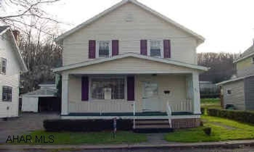 newer vinyl siding, and windows. Pine floor in LR; located in Toytown-great location-low taxes. Toytown area great starter home, newer windowsand vinyle siding: Lockbox backdoor-Do not lock Deadbolt!!!