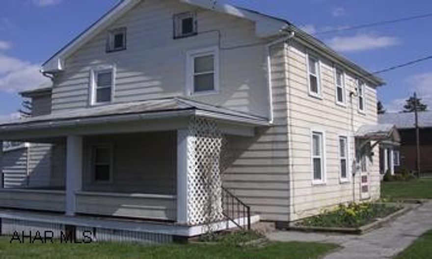 "SHORT SALE" INSIDE IS IN NEED OF REPAIRS