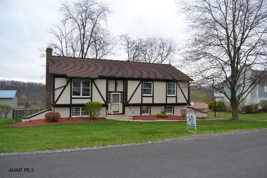 Beautiful Bi-level in the Holiday Manor.  This beauty features 3 bedrooms with newer carpet and 2.5 baths.  Large living areas for entertaining.  Beautiful fireplace to keep you warm on cold nights.  Don't miss out!