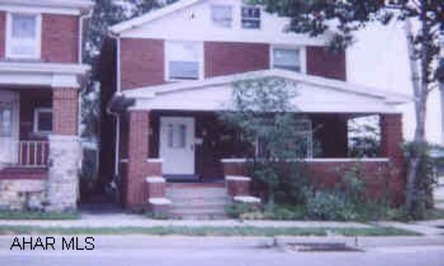 GREAT STARTER HOME WITH NO OUTSIDE MAINTENANCE, 2 STORY BRICK WITH ALL NEW REPLACEMENT WINDOWS, LOCATED ON CORNER LOT CLOSE TO SCHOOLS AND BUSINESSES.  GREAT STARTER HOME WITH NO OUTSIDE MAINTENANCE, 2 STORY BRICK WITH ALL NEW REPLACEMENT WINDOWS, LOCATED ON CORNER LOT CLOSE TO SCHOOLS AND BUSINESSES.
