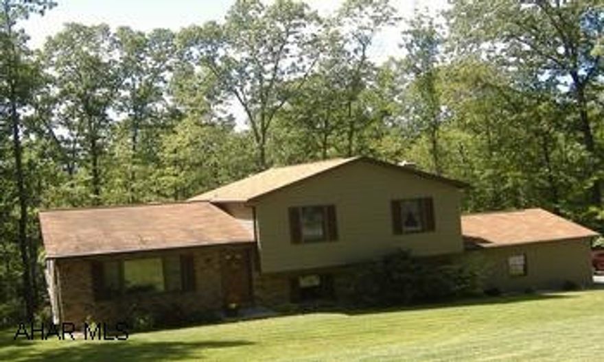 BI-LEVEL SITS ON 2.6 ACRES , 3 BEDROOM ,2 BATH,2 CAR GARAGE, 2 DECKS,CIRCLE DRIVEWAY...MMINUTES AWAY  FROM  WARRIORS PATH STATE PARK,HERITAGE COVE CAMP GROUNDAND WEAVER FALLS BOAT LAUNCH RAYSTOWN LAKE FORM SSP-CM USED