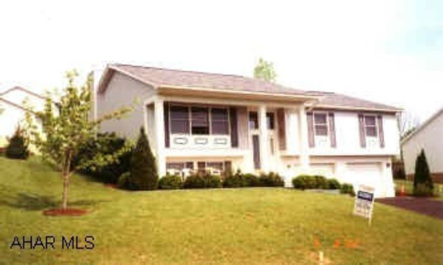 BRIGHT, SUNNY HOME IN BRENTWOOD. WIDE FOYER, SKYLIGHT, LARGE FAMILY ROOM WITH FIREPLACE.