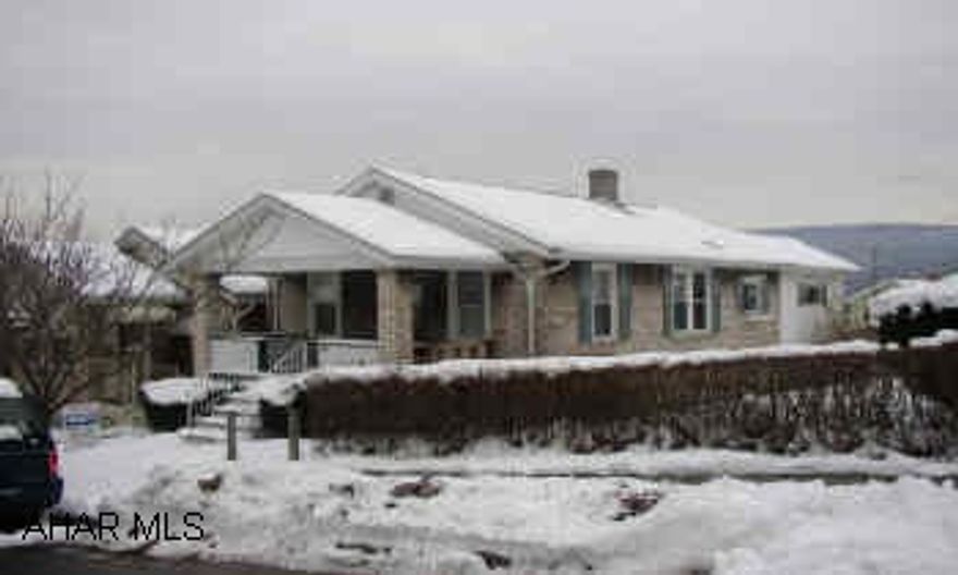 ONE STORY BRICK & VINYL. 3 BR, EAT-IN KIT., LR, BATH, FULL UNFINISHED BASEMENT. CENTRAL AIR. PATIO & CEMENT DRIVEWAY. UPDATED NEW KITCHEN. FRESHLY PAINTED. NEW CARPET. NEWER WINDOWS. GREAT FOR FIRST TIME BUYERS OR IF YOUR DOWNSIZING. MOVE IN CONDITION.