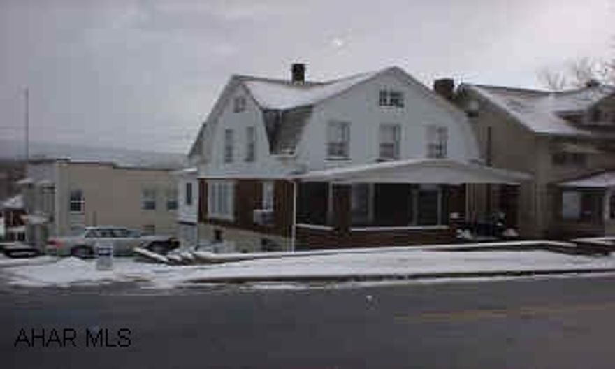 3 BEDROOM, 2 FULL BATHS, OFF STREET PARKING. 3 BEDROOMS, 2 FULL BATHS, OFF STREET PARKING, NEW FURNACE (OIL HEAT), UPDATED KITCHEN, FINISHED BASEMENT.  VERY GOOD CONDITION.  MUST SEE.  CLOSE TO SHOPPING AND SCHOOLS.