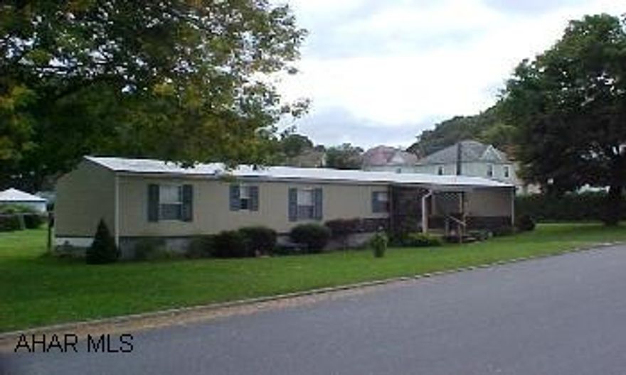 Nice 3 Bedroom 14x70 Fleetwood with Central Air.  Vaulted ceiling, Front & Back Porch on level Rented Lot.  Conveniently located in town, close to shopping, bank and Post Office.  Current Lot Rent only $100/month.  #J-778. 'PRICE REDUCED' Nice 3 Bedroom 14x70 Fleetwood with Central Air.  Vaulted ceiling, Front & Back Porch on level Rented Lot.  Conveniently located in town, close to shopping, bank and Post Office.  Current Lot Rent only $100/month.  #J-778. 'PRICE REDUCED'