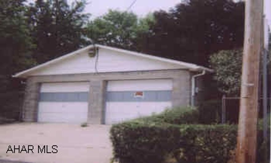 CORNER BUILDING LOT 50X120 WITH 24X24 GARAGE.