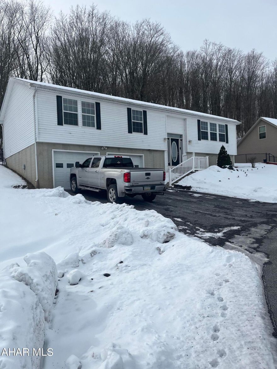 Just move into this spacious split entry with 3 bedrooms, 3 baths with open floor plan. Home offers beautiful kitchen with large island for entertaining and all appliances. Lower level has a great size family room to enjoy. Property is on a large private corner lot that is fenced and nicely landscaped with a magnificent view. A must see!