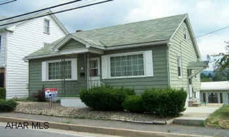 Cute house with brand new kitchen - nice screened in / heated patio and fenced in yard.  Must see!