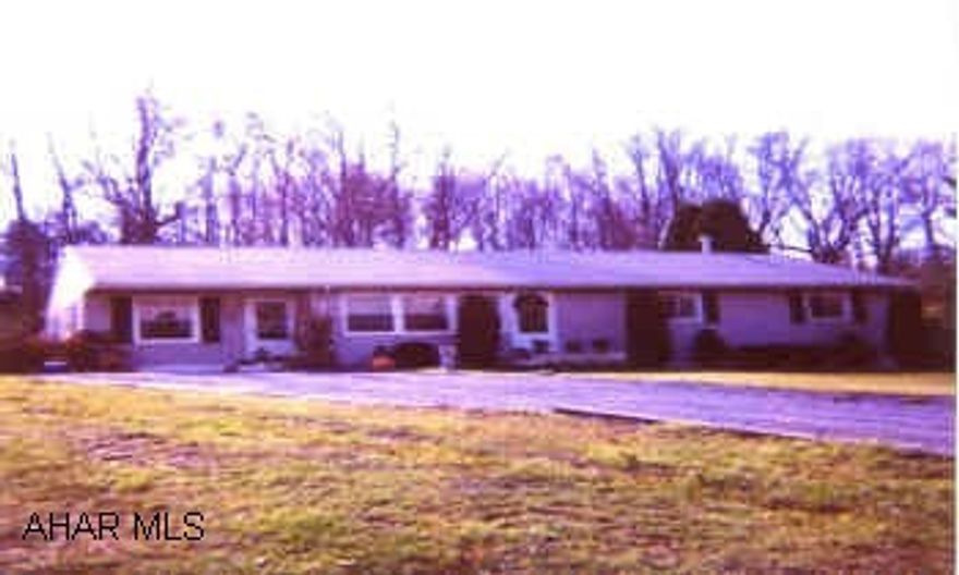 RANCH HOME. NICELY REMODELED RANCH HOME, VERY PRIVATE LANE ONLY 4 NEIGHBORS.