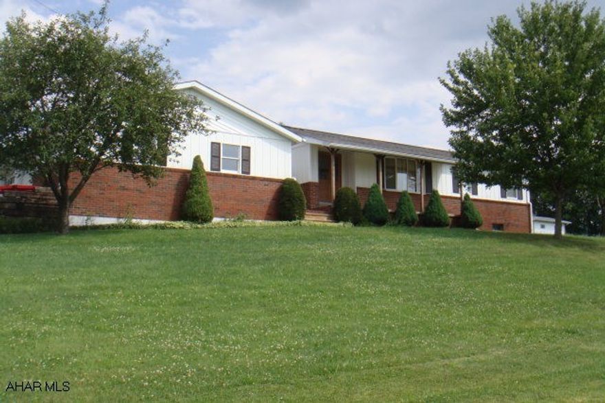 Well maintained Foremost modular home. 3BR 2.5 bath, central air, updated kitchen, new carpet, 25x40 garage. Nothing needs done, move in condition. Must See.