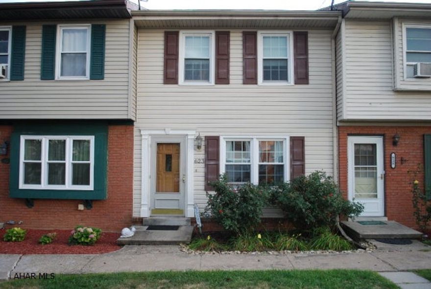 Don't miss out on this well maintained townhouse in Penn Farms.  Move right in.  Convenient location in a quiet neighborhood.