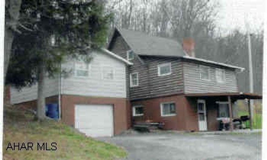 2 Story Log: 3BR/2BA, jacuzzi tub, one car attached garage.