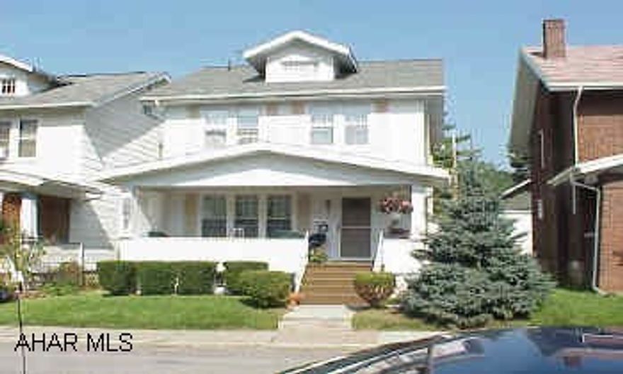 Beautifully decorated and ready to move in.  Large master bedroom, new kitchen with breakfast nook.  Hardwood floors throughout.  Roof 3 years old, new hot water heater.  Sale contingent upon seller closing on new home.