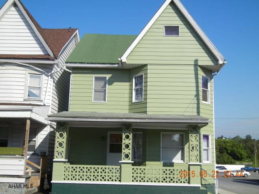 Good starter home, 3 story, LR, DR, Bonus Rooms, 1/2 bath on 1st floor with laundry area.  Kitchen, enclosed back porch. 3 bedrooms, 2.5 baths. Property has upgraded electric, high efficiency furnace & blown insulation.  Large rooms on 25 X 60 lot.