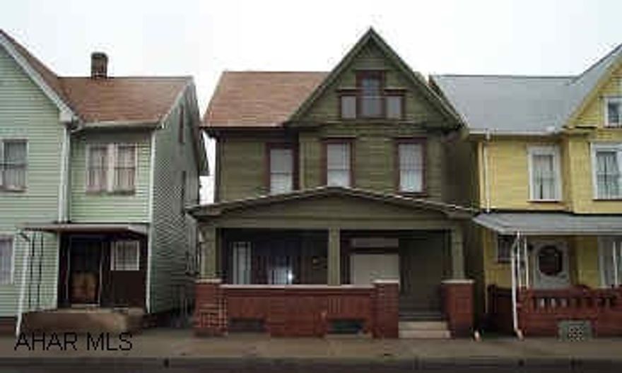 New Roof & Spouting - 10/01 - Very clean and neat inside - needs siding or painted.  NOTE: No range - great starter.