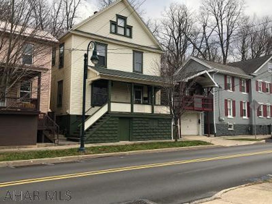 Starter home or investment property in Hollidaysburg. 3 Bedrooms 1 Bath. Off street parking.