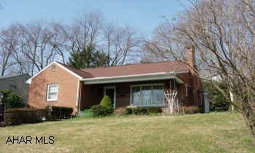 CHARMING HOME IN MINT CONDITION.