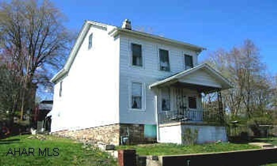 Railroad buffs delight! 3-4 bedroom, powder room, large shed, good condition, new furnace.