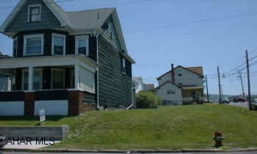 DUPLEX ON LARGE LOT. FULLY RENTED AT $450 EACH.  $1500 CREDIT TO  BUYER IF CLOSED BY 12/31/01. SELLER OFFERS SECOND MORTGAGE TO QUALIFIED BUYER. NEGOTIABLE TERMS. SELLER WILL GIVE $2500 CREDIT TOWARD BUYERS CLOSING COSTS.