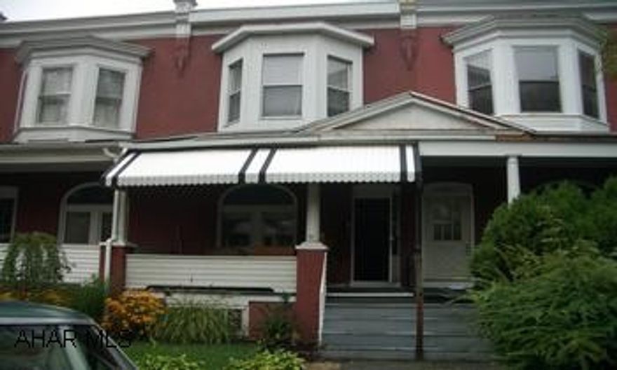 AGENT RELATED TO SELLER NEW CARPETS AND NEW KITCHEN ALL APPLIANCES STAY. MOVE RIGHT IN!