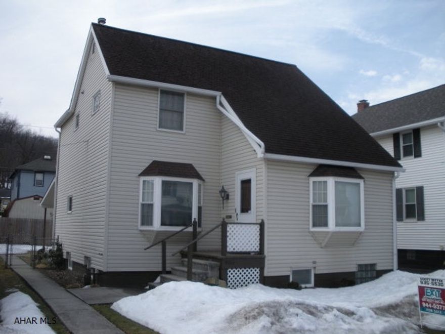 Toy Town is a great place to call home. Check out this 2 bed, 2.5 bath home, maintenance free exterior, fenced yard, covered patio, heated garage.  C/A family room & bath in lower level, 2nd floor laundry.  Don't wait to check this home out!