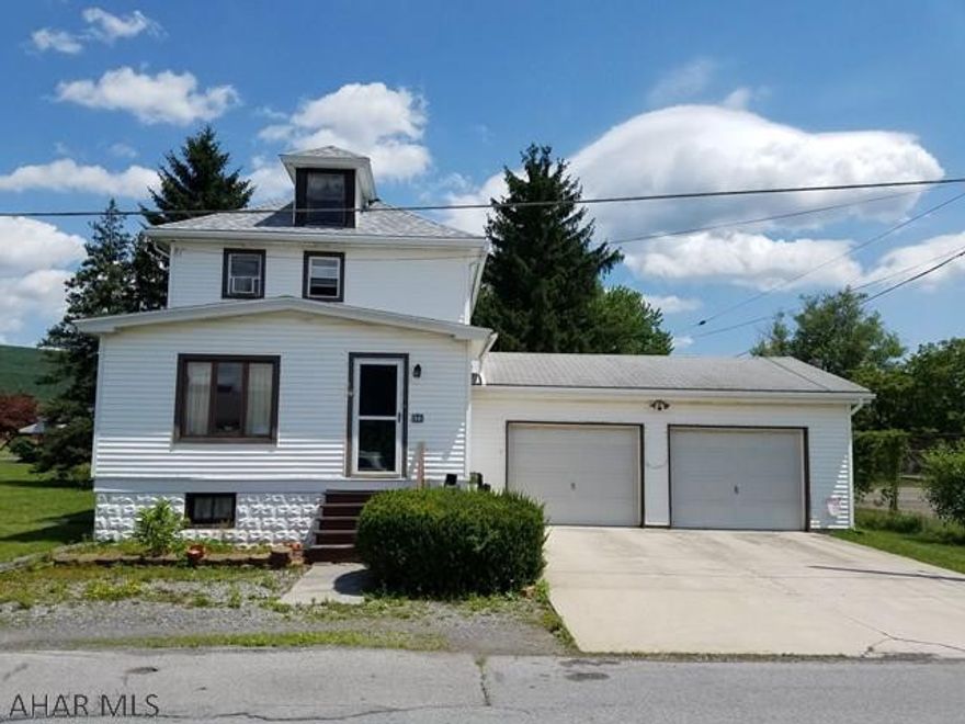 Look no further for the perfect family home with an amazing flat yard that is over 5 city lots! Located in the convenient and beautiful Garden Heights neighborhood. This home offers a public basketball court beside it that allows the kids to play for hours! Updated kitchen with laminate floors, 3 bedrooms, 2 car attached garage and a new main roof installed last month.