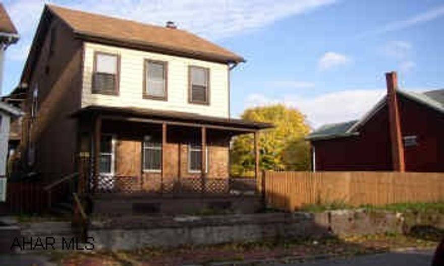 TRIPLE LOT WITH WOODEN FENCING.  FULL BATH ON 1ST AND 2ND FLOOR.  NEW KITCHEN CABINETS.