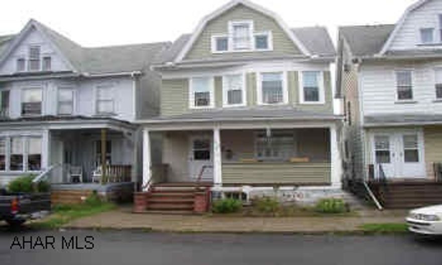 WELL MAINTAINED 2 STORY. FENCED YARD. 1 CAR GARAGE. APPLIANCES INCLUDED. 1ST FLOOR LAUNDRY.  VERY NICE! MOVE IN CONDITION. ATTIC COULD BE FINISHED. A MUST SEE. WILL LOOK AT ALL OFFERS.