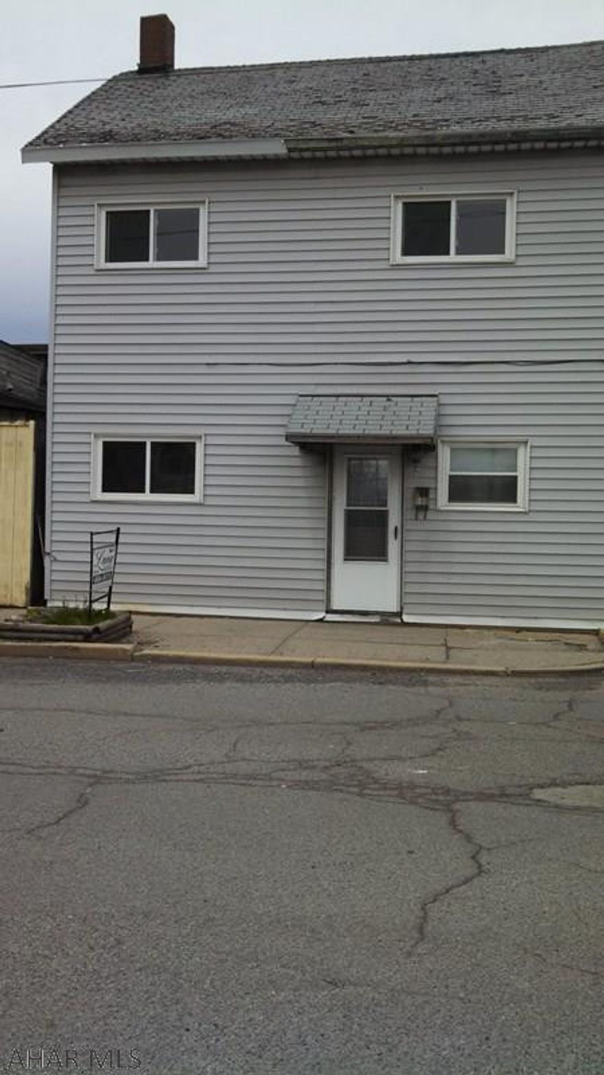 House needs to be cleared out. Currently the home is filled items . Seller is pricing home and requesting buyer remove all belongings inside.