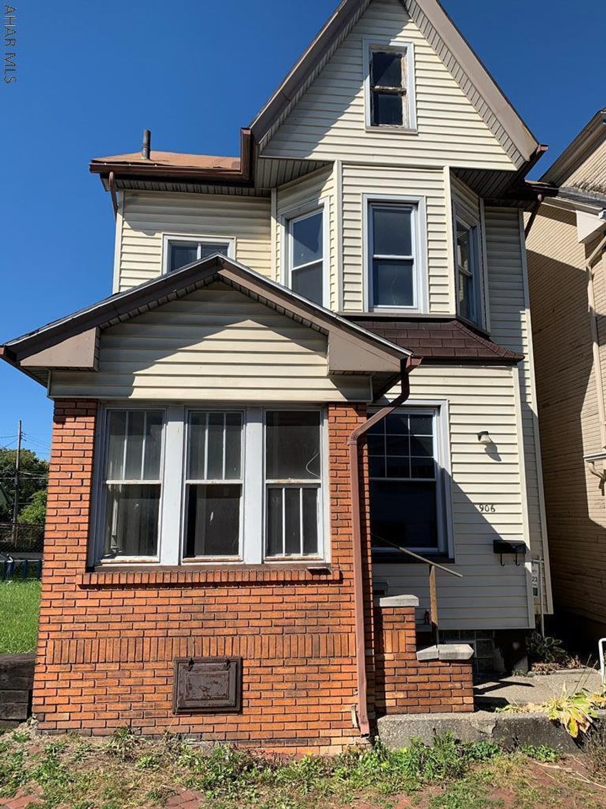 Investment opportunity or handyman special!  3 bedroom, 1.5 baths Needs some TLC.  Centrally located - just minutes to stores and restaurants!