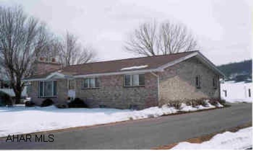 Nice 3-Bedroom Brick Ranch, Central Air, Gas Fireplace, All Appliances and Hot Tub Stay