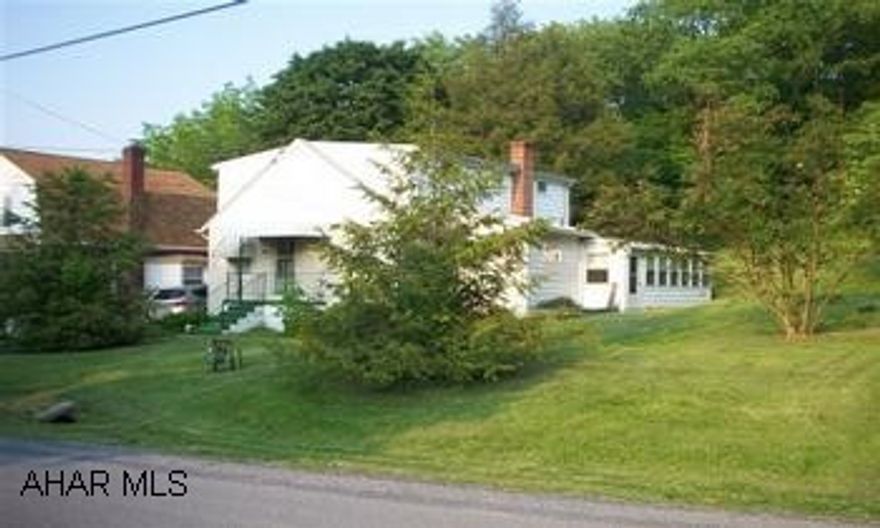 1/1/2 story on large lot, new Armstrong 100,000 BTU furnace Sept.'99, new thermostat, new 18,000BTU central air. Charming 1 1/2 story on large lot, enjoy watching the small wildlife while relaxing in the enclosed 3 season patio!