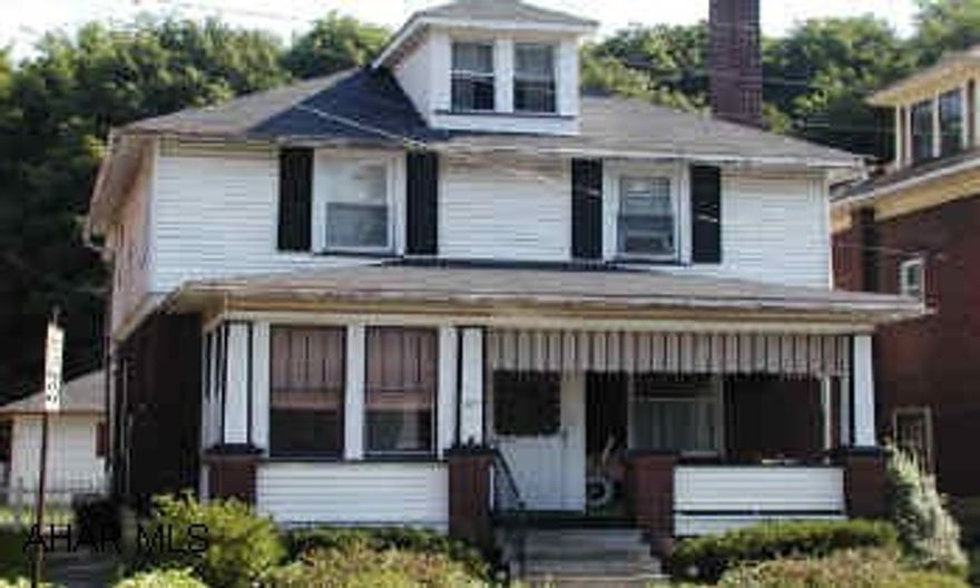 Nice 3 bedroom home with 2 bathrooms, fireplace in living room. Garage. Nice 3 bedroom home with 2 bathrooms, fireplace in living room.  Garage