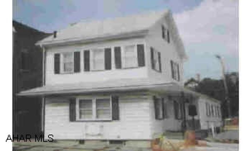 Commercial building - former physician's office, beautiful 2nd floor apartmetn w/loft. Everything in very good condition. Off-street parking, 2 furnaces, spearte electric, and central air. Commercial building - former physician's office, beautiful 2nd floor apartmetn w/loft. Everything in very good condition. Off-street parking, 2 furnaces, spearte electric, and central air.