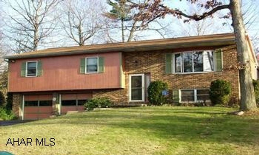 BI-LEVEL BUILT IN  1978, BEAUTIFULLY MAINTAINED SPACIOUS LOT 110X190, COVERED PATIO. OWNER UPDATED FLOORS WITH TILE AND CARPET. CENTRAL AIR, COVERED PATIO 18X24, FINISHED FAM. RM. W/ FIREPLACE.