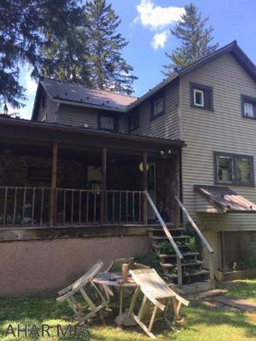 House needs work but mechanics seem to be in good shape.       Empty and ready for improvements!    Use caution on rear steps  lower step broken!!