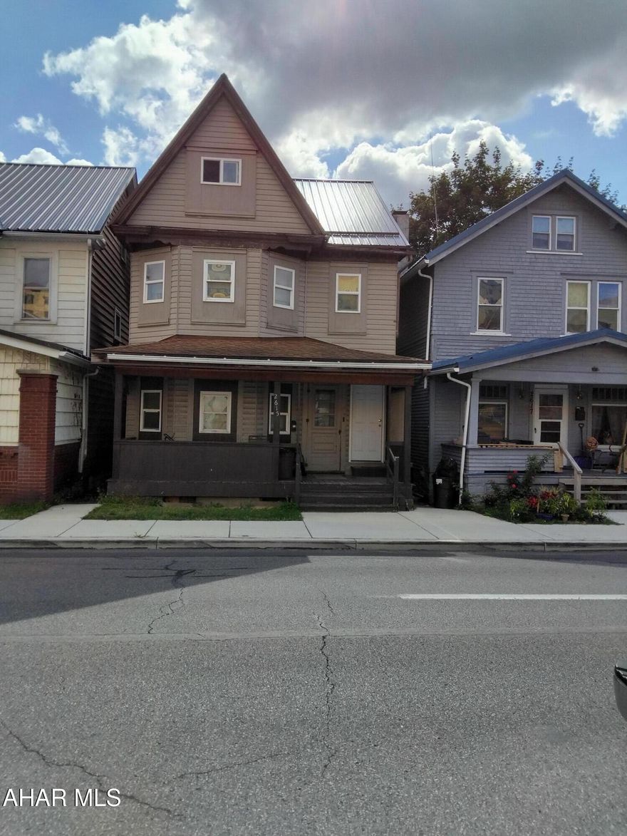 2 unite duplex with 1 bedroom 1st floor and 2 bedroom 2nd floor. Needs some TLC. Gas and electric are separated. Will be vacant at time of closing.