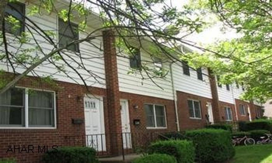 6 unit townhouse with central a/c. In a great neighborhood with some long term tenants. Brick 6 unit, great investment and location. Over $3000.00 in rents a month, tenant pays everything.