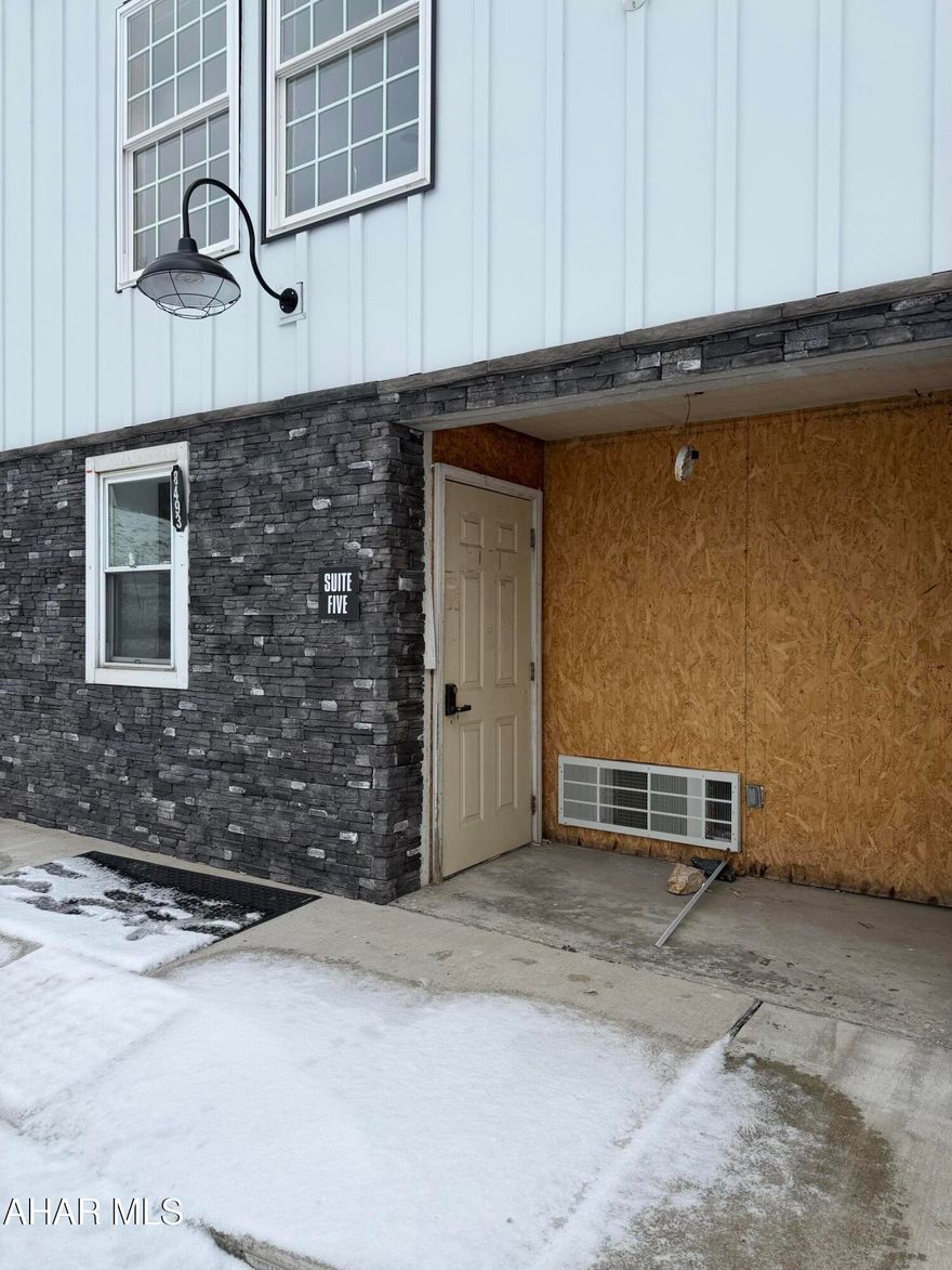 Need a space for your business? High traffic area and lower level space available! Will allow you to pick your paint and flooring within reason...