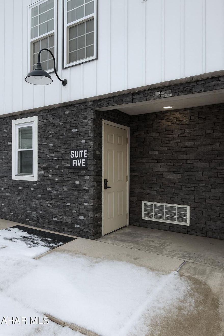 Need a space for your business? High traffic area and lower level space available! Will allow you to pick your paint and flooring within reason...