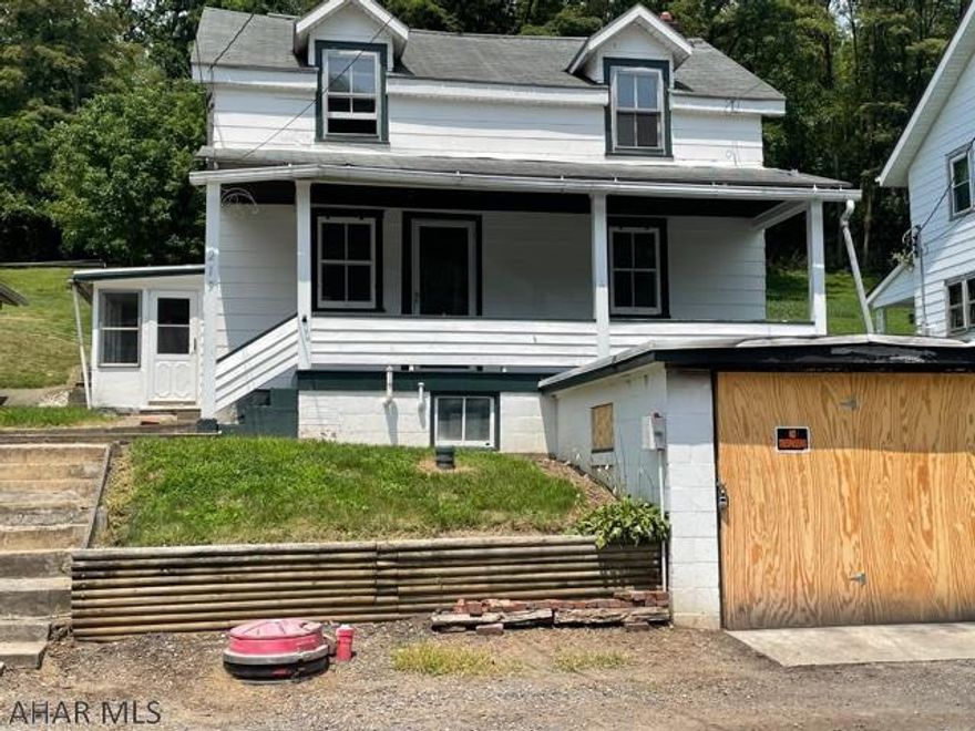 2 bedroom, 1 bath house with hardwood floors and convenient first floor laundry. Great investment property.