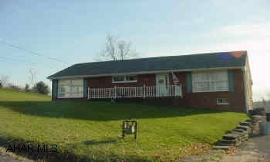 220 NORTH  FROM MEADOWS ,THROUGH INTERSECTION, TURN IN ON HILLTOP( 1ST RIGHT) ,3RD HOUSE ON RIGHT DOGS WILL BE IN BASEMENT IF SELLER IS NOT HOME....DO NOT OPEN BASEMENT DOOR IF SELLER ISN'T THERE