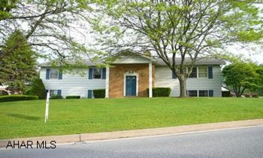 ONE OWNER METICULOUSLY MAINTAINED SPLIT ENTRY. MASTER BEDROOM WITH BATH. TERRIFIC FAMILYROOM WITH FIREPLACE. HARDWOOD FLOORS. EAT-IN KITCHEN. ONE OWNER METICULOUSLY MAINTAINED SPLIT ENTRY. MASTER BEDROOM WITH BATH. TERRIFIC FAMILYROOM WITH FIREPLACE. HARDWOOD FLOORS. EAT-IN KITCHEN.  RECENT APPRAISAL USED TO DETERMINE ASKING PRICE.